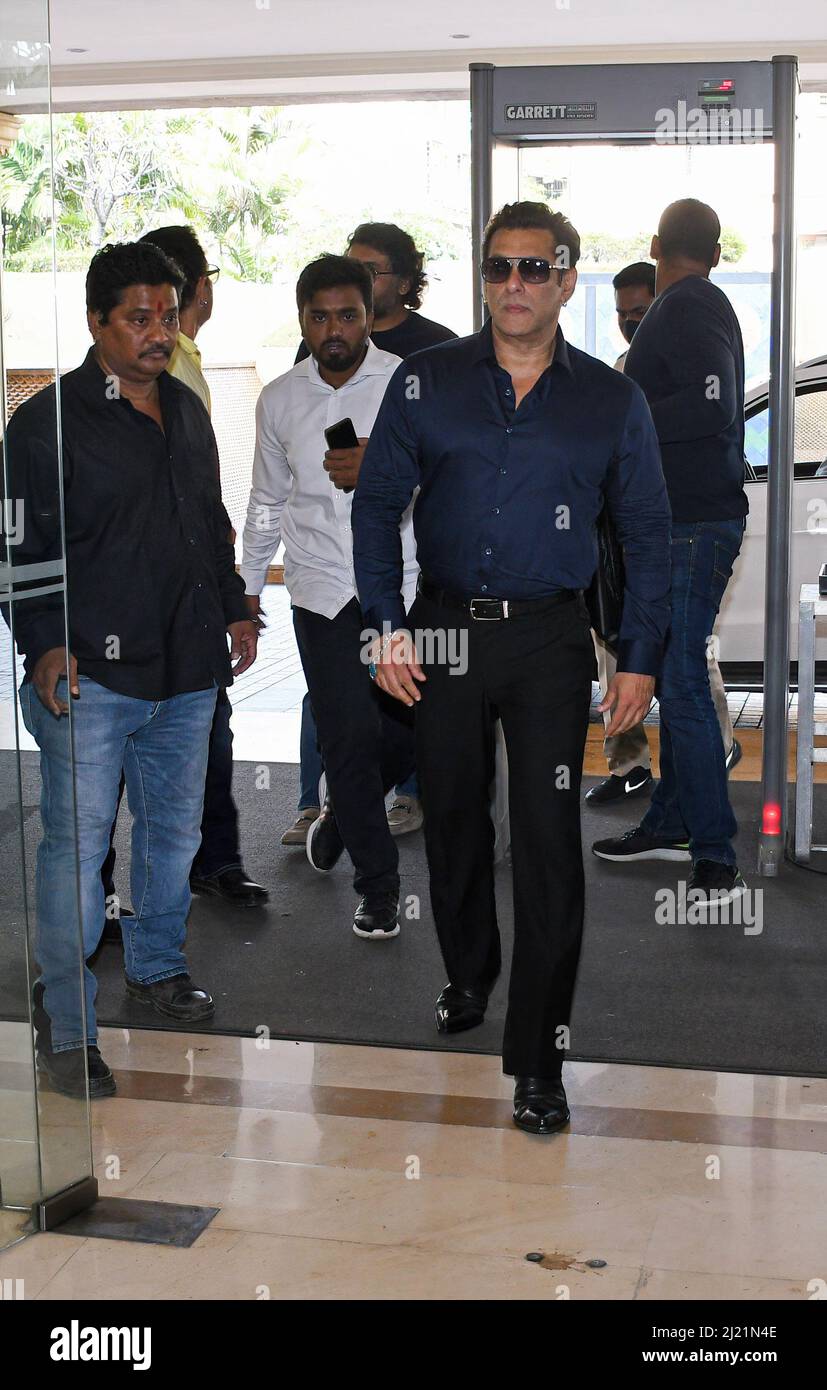 Mumbai, Inde. 28th mars 2022. L'acteur Bollywood Salman Khan (R) arrive à la conférence de presse de l'IIFA (International Indian film Academy Awards) à Mumbai. L'édition 22nd de l'IIFA (International Indian film Academy Awards) aura lieu du 20th au 22 mai 2022 à Abu Dhabi. Crédit : SOPA Images Limited/Alamy Live News Banque D'Images