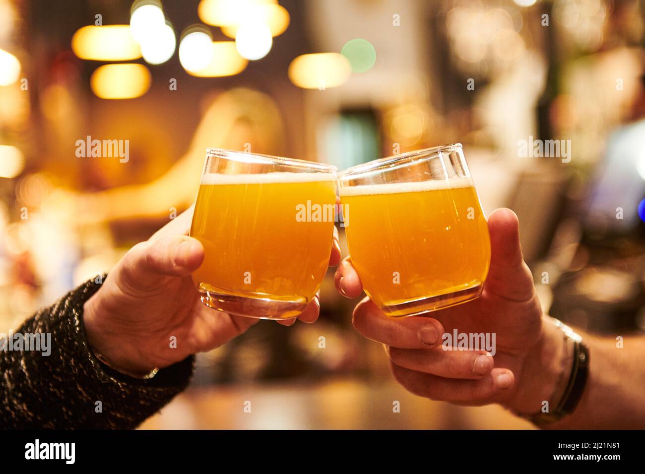 Deux verres à bière artisanaux sont mis ensemble de manière amicale dans un bar Banque D'Images