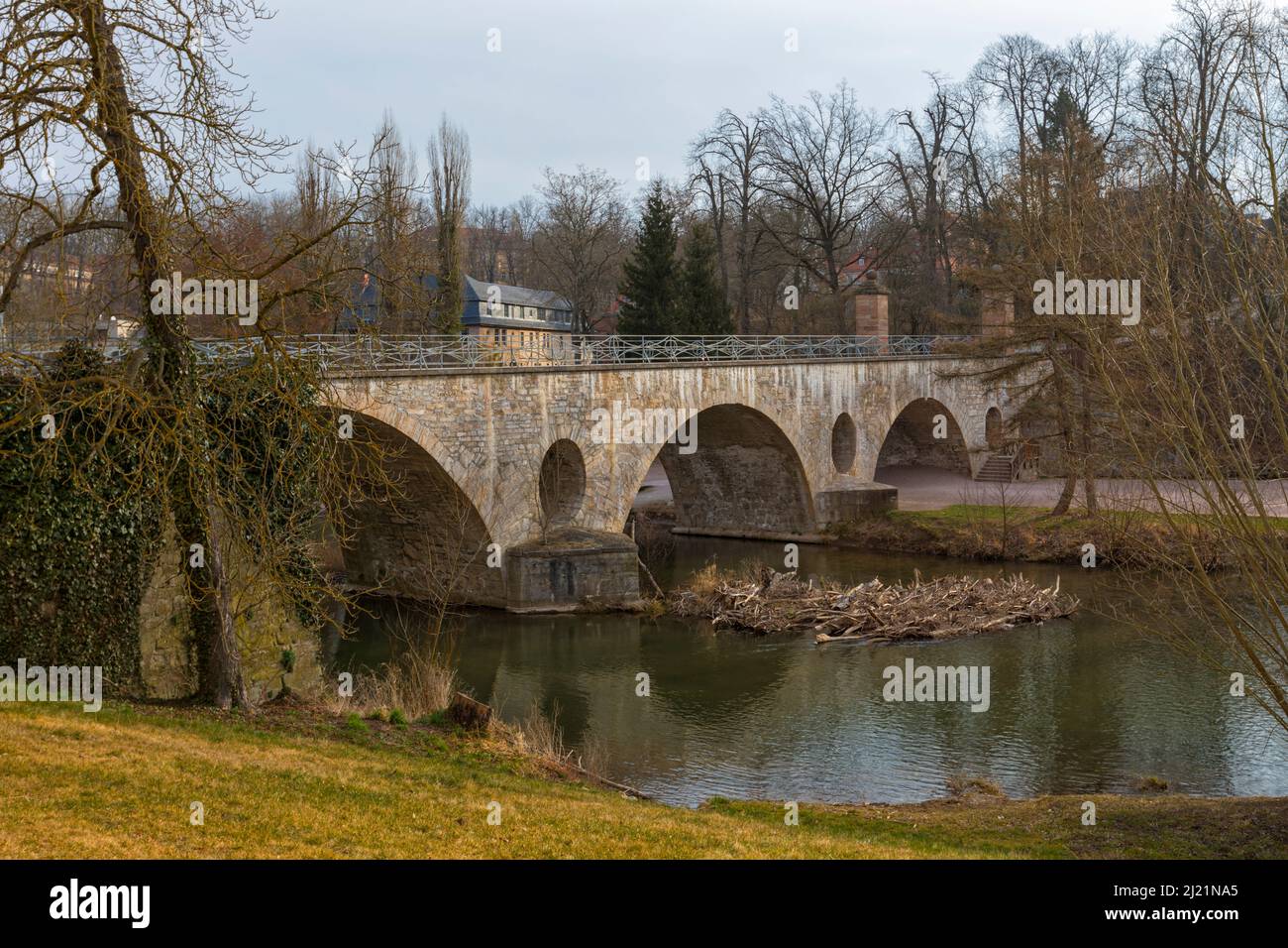 Pont Sternbrücke traversant la rivière ILM à Weimar, vue depuis le château de la ville Banque D'Images