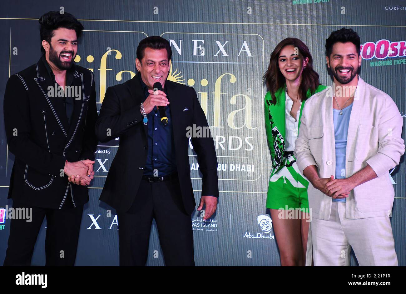 Mumbai, Inde. 28th mars 2022. Maniesh Paul, acteur de L-R Bollywood, Salman Khan, l'actrice Ananya Panday et l'acteur Varun Dhawan assistent à la conférence de presse de l'IIFA (International Indian film Academy Awards) à Mumbai. L'édition 22nd de l'IIFA (International Indian film Academy Awards) aura lieu du 20th au 22 mai 2022 à Abu Dhabi. (Photo par Ashish Vaishnav/SOPA Images/Sipa USA) crédit: SIPA USA/Alay Live News Banque D'Images