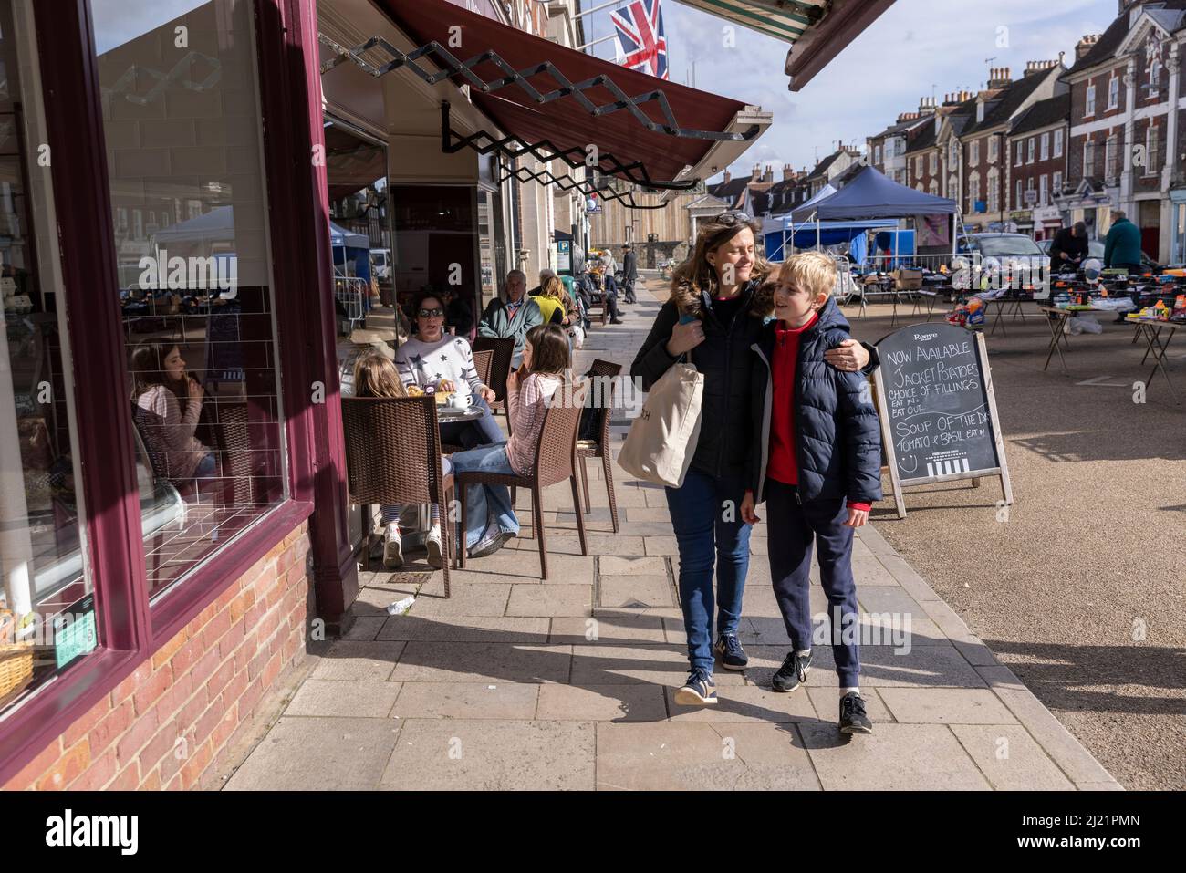 Mère et son fils se promeblent dans une rue de campagne, Blandford Forum, Dorset, Angleterre, Royaume-Uni Banque D'Images