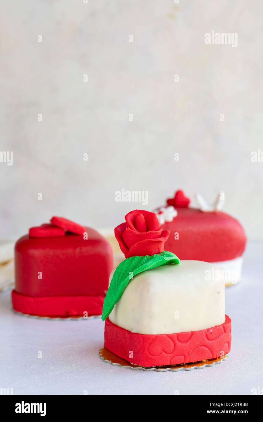 gâteaux à motif coeurs sur fond blanc. Gâteau spécial pour la Saint-Valentin et la fête des mères. Banque D'Images