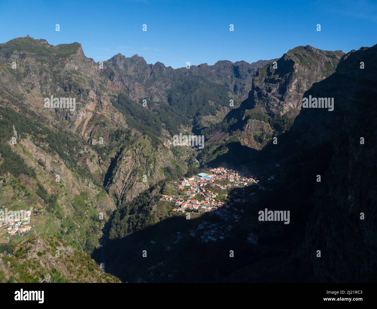 Vue sur le village de la vallée du Nuns depuis Miradouro da Eira do Serrado situé dans le Vue sur le village de la vallée du Nuns depuis Miradouro da Eira do Serrado situé dans le