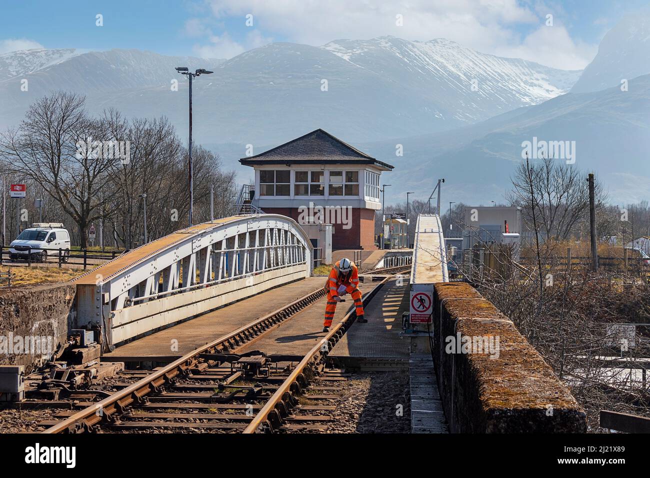 GARE DE BANAVIE FORT WILLIAM SCOTLAND INGÉNIEUR VÉRIFIANT LA LIGNE DE CHEMIN DE FER SUR LE PONT TOURNANT Banque D'Images