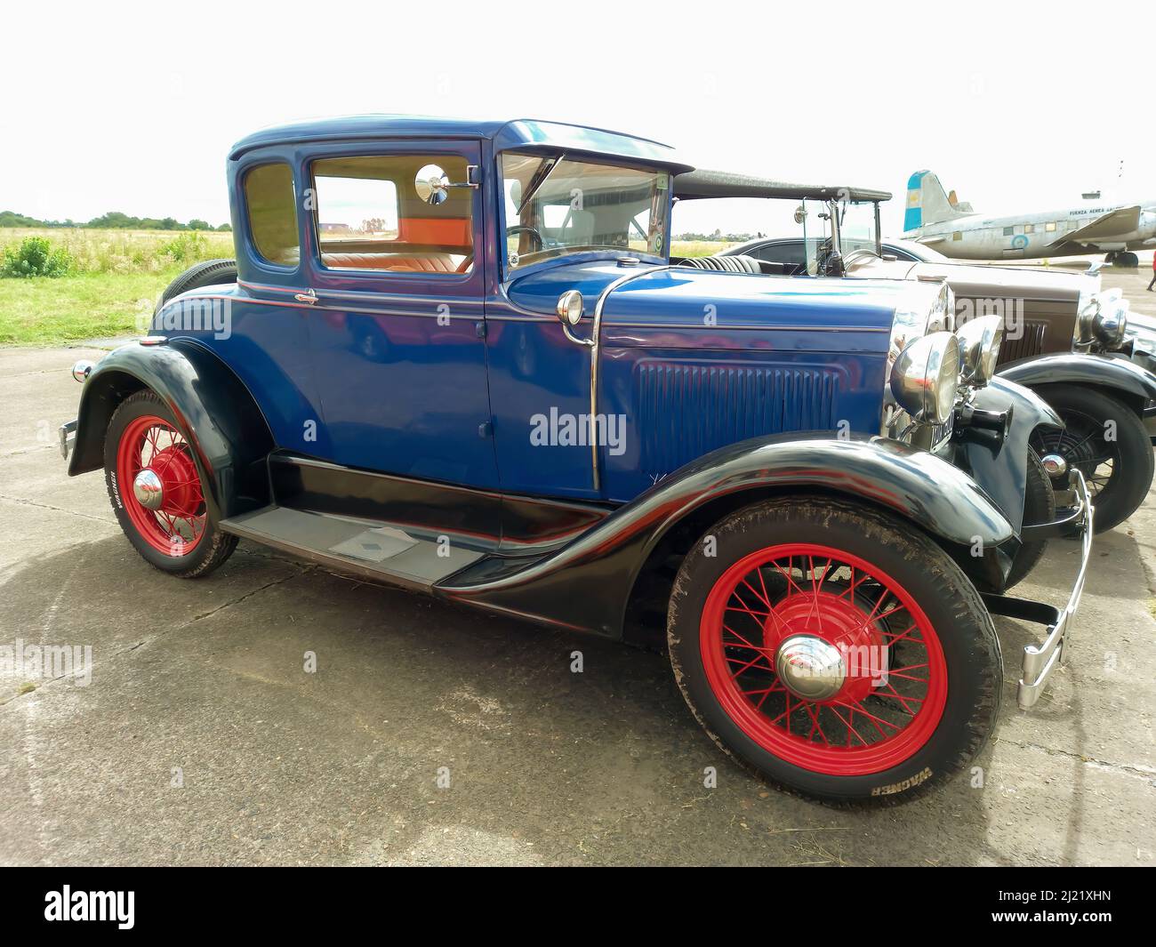 Vieux Ford bleu modèle A coupé vers 1930. Vue latérale. Salon automobile classique CADEAA MNA 2022. CopySpace. Banque D'Images Vieux Ford bleu modèle A coupé vers 1930. Vue latérale. Salon automobile classique CADEAA MNA 2022. CopySpace. Banque D'Images