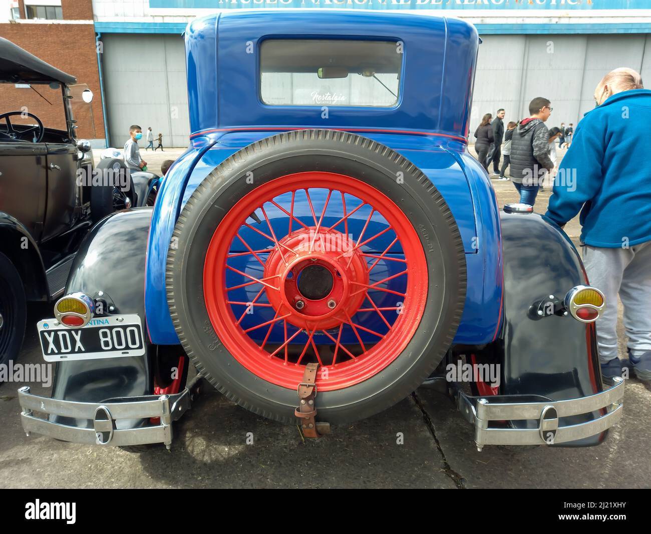 Vieux Ford bleu modèle A coupé vers 1930. Vue arrière. Roue de secours rouge. Salon automobile classique CADEAA MNA 2022. Banque D'Images Vieux Ford bleu modèle A coupé vers 1930. Vue arrière. Roue de secours rouge. Salon automobile classique CADEAA MNA 2022. Banque D'Images