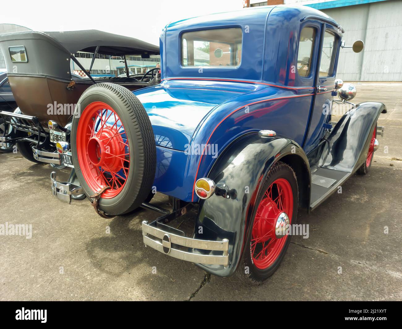 Vieux Ford bleu modèle A coupé vers 1930. Vue arrière. Roue de secours rouge. Salon automobile classique CADEAA MNA 2022. Banque D'Images Vieux Ford bleu modèle A coupé vers 1930. Vue arrière. Roue de secours rouge. Salon automobile classique CADEAA MNA 2022. Banque D'Images