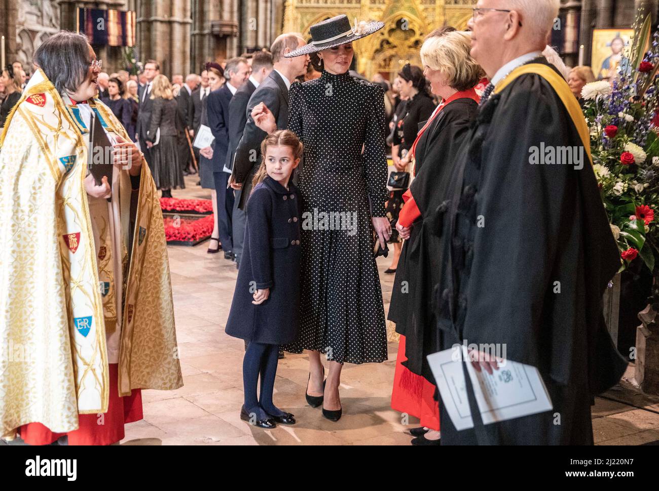 La duchesse de Cambridge et sa fille la princesse Charlotte parlent au clergé après un service de Thanksgiving pour la vie du duc d'Édimbourg, à l'abbaye de Westminster à Londres. Date de la photo: Mardi 29 mars 2022. Banque D'Images