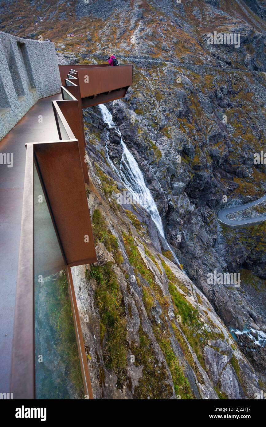 Vue depuis le point de vue sur la célèbre route de montagne Trollstigen à Rauma kommune, Møre og Romsdal, Norvège, Scandinavie. Banque D'Images