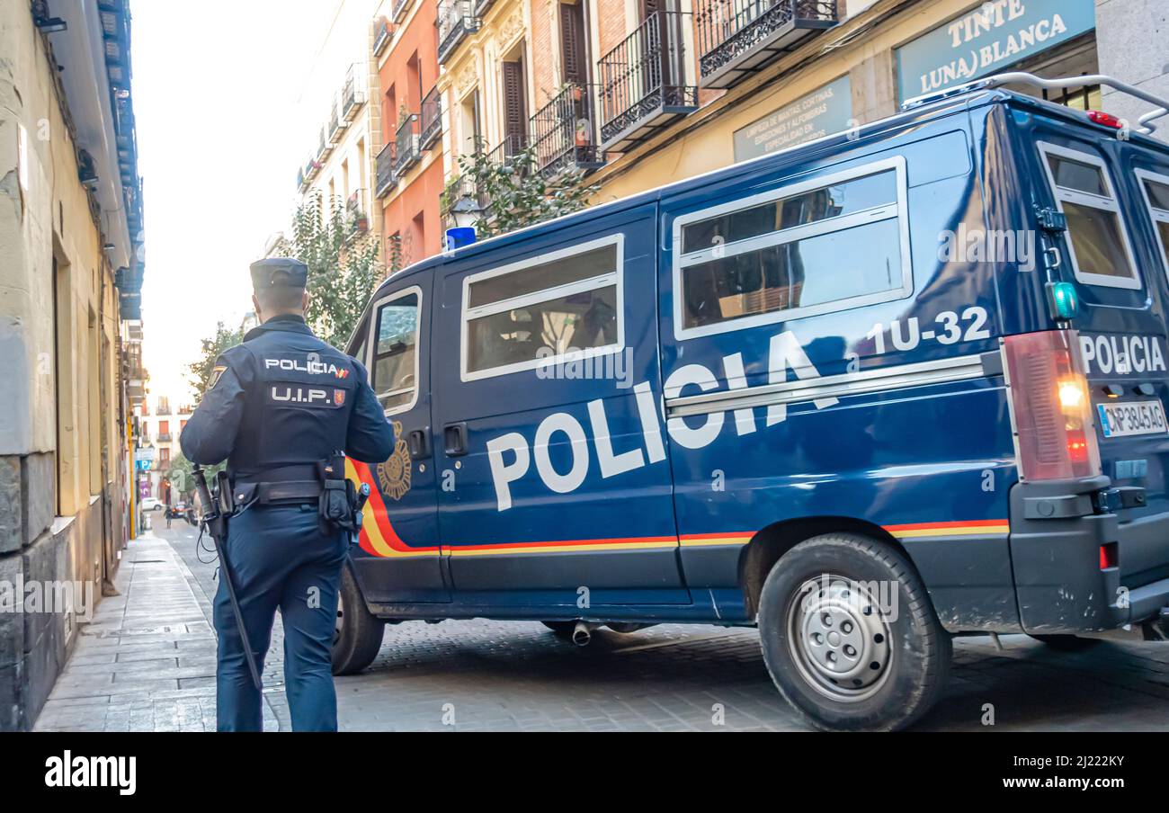 Policia police bleu camionnette espagnole et un policier à Madrid, Espagne Banque D'Images