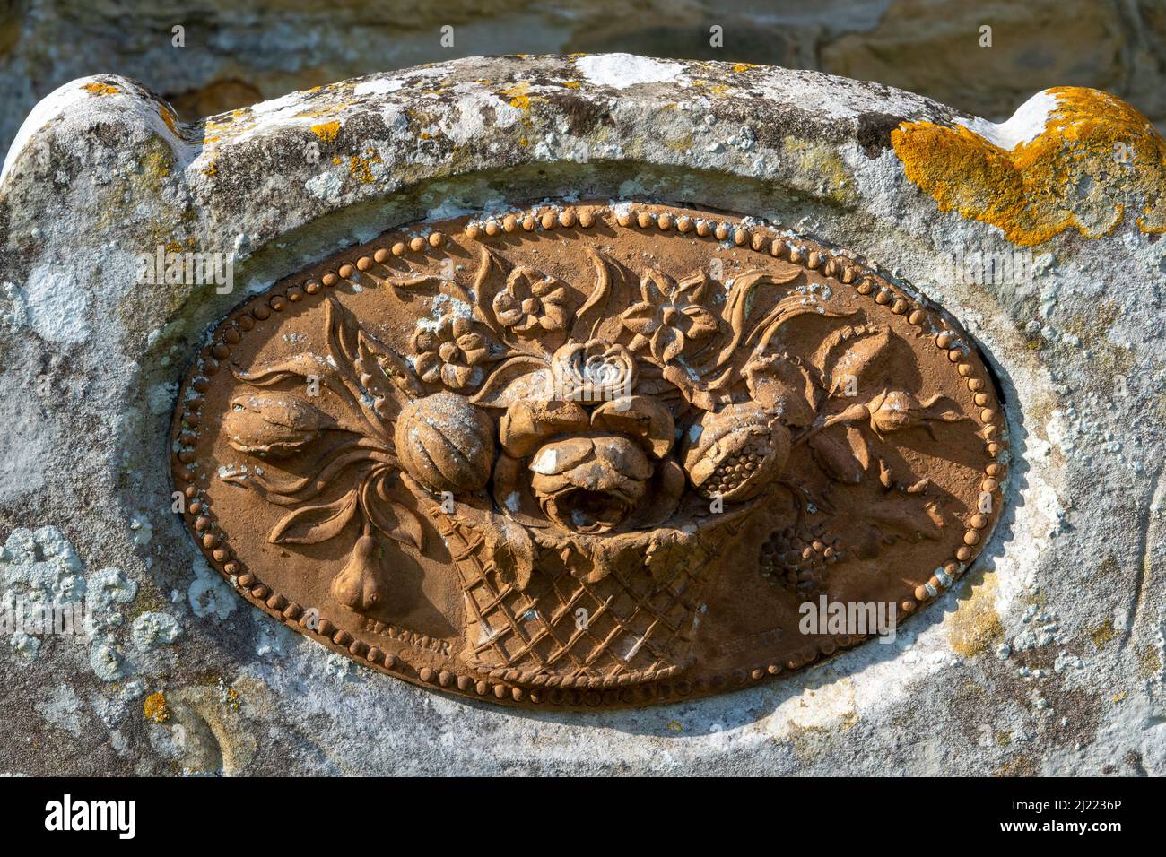 Pierre de tête dans la cour de l'église, en Angleterre Banque D'Images