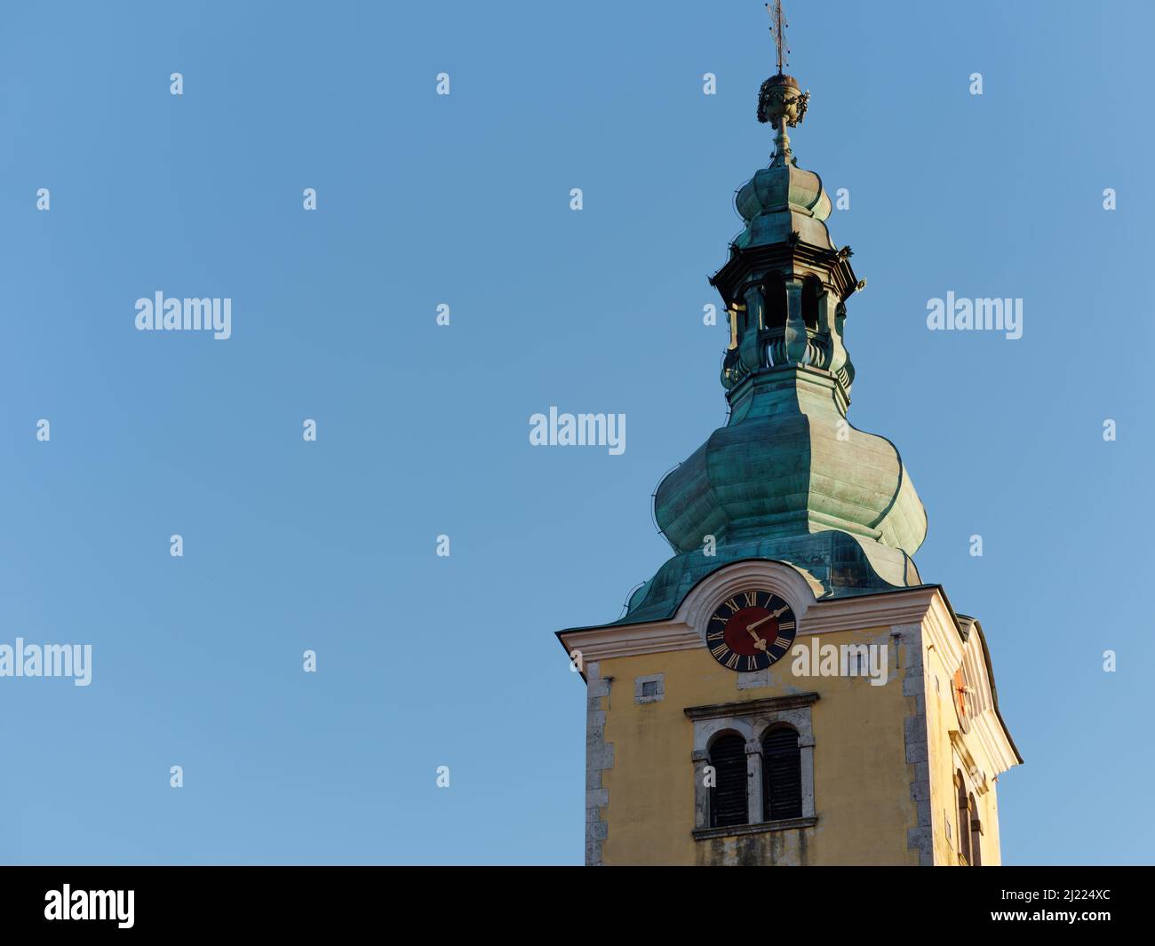 Un gros plan du pic de la cathédrale Pierre et Paul sous le ciel clair à Saint-Pétersbourg, en Russie Banque D'Images