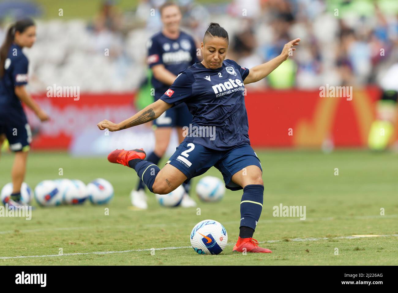 Tiffany Eliadis, de Melbourne, remporte la victoire, qui s'échauffe avant le début du match, le 27 mars 2022, au stade Netstrata Jubilee à Sydney, en Australie Banque D'Images