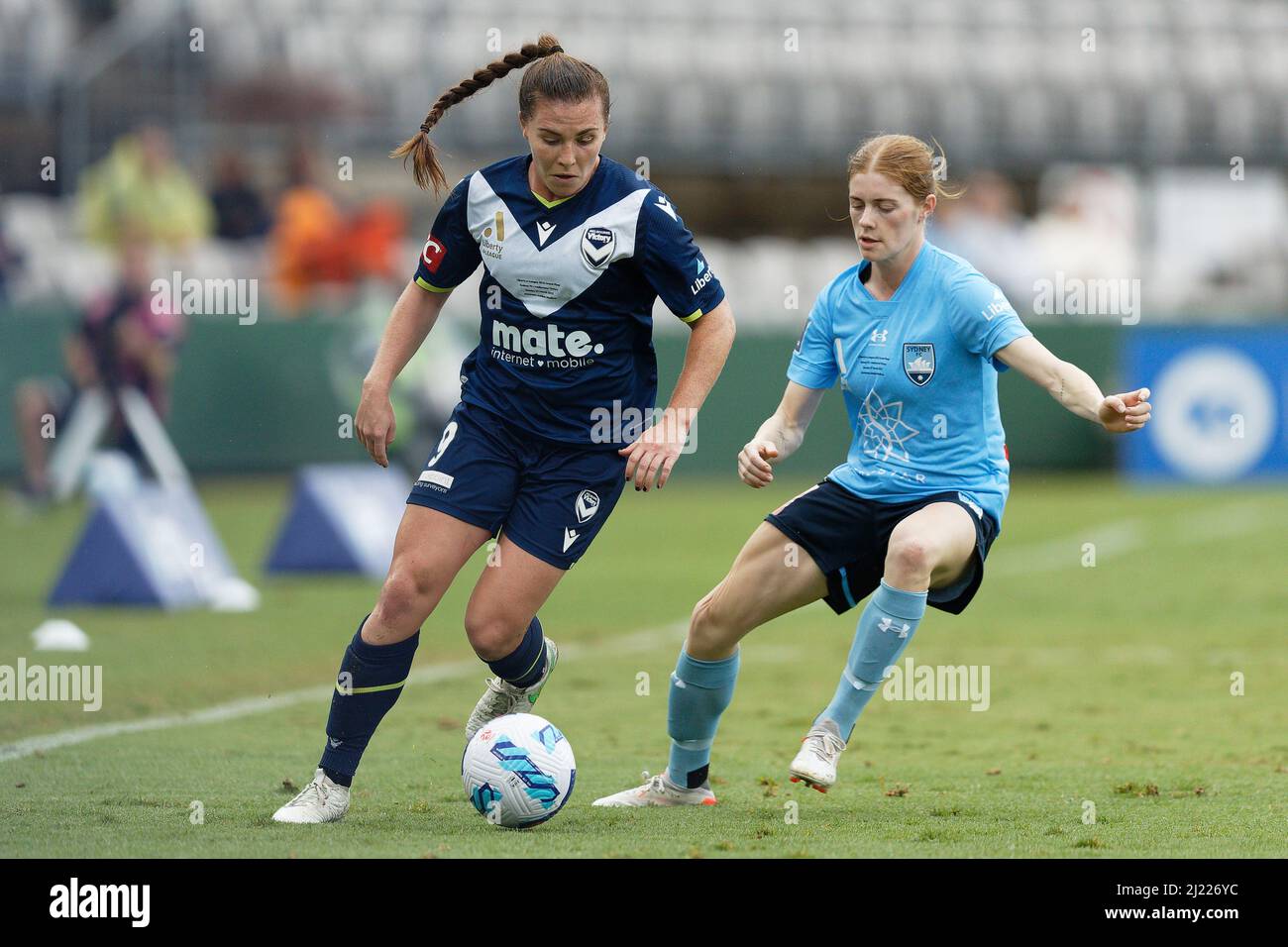 Catherine Zimmerman, de Melbourne, est remise en cause par Cortnee Vine du FC de Sydney lors du match de finale A-League Womens entre le FC de Sydney et Banque D'Images