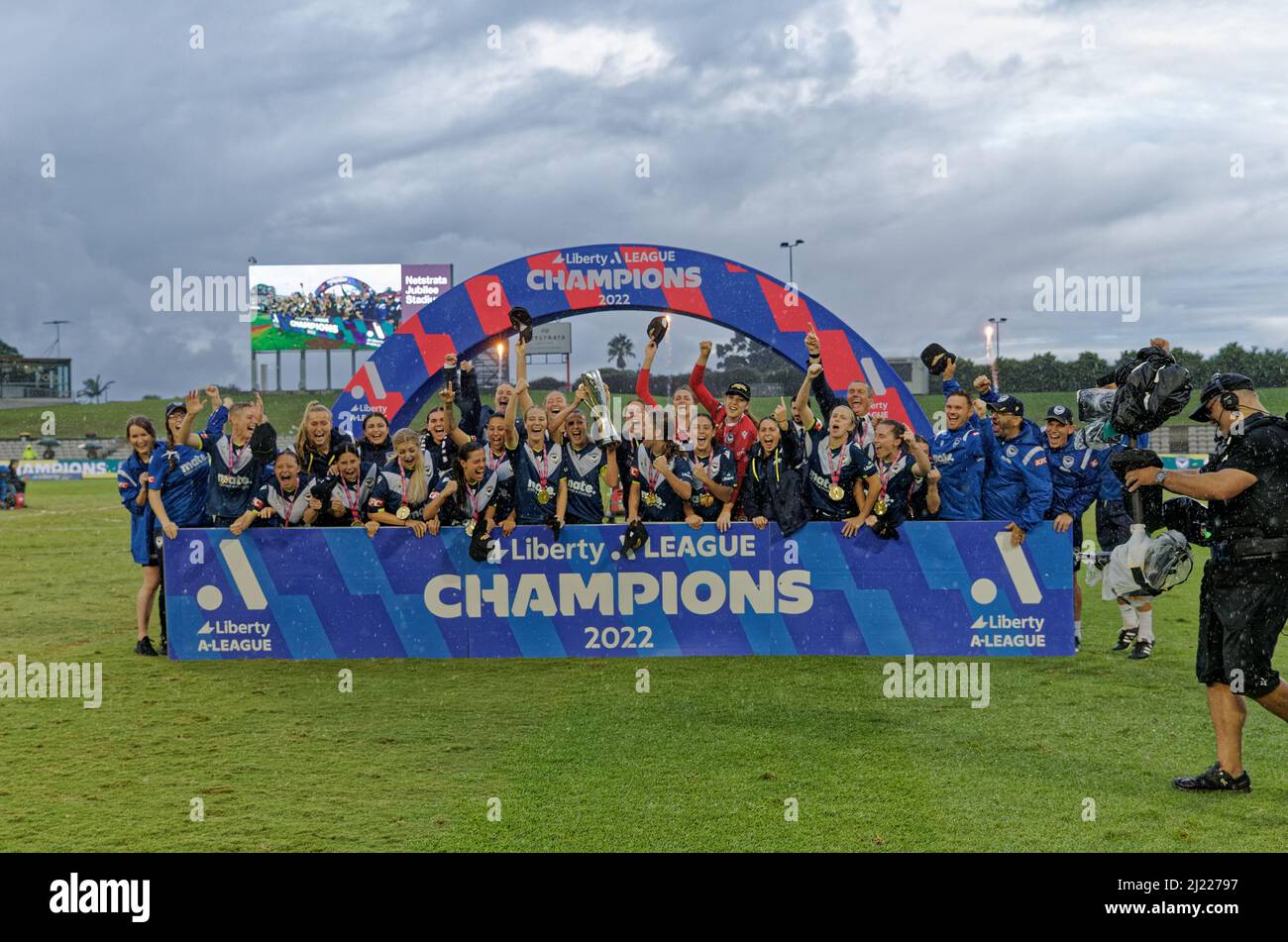 Les joueurs et le personnel de la Melbourne Victory célèbrent lors de la cérémonie de présentation après avoir remporté le match de la Grande finale de la Liberty A-League entre les deux Banque D'Images