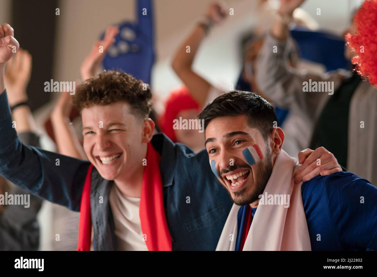 Les fans de football français célèbrent la victoire de leur équipe au stade. Banque D'Images