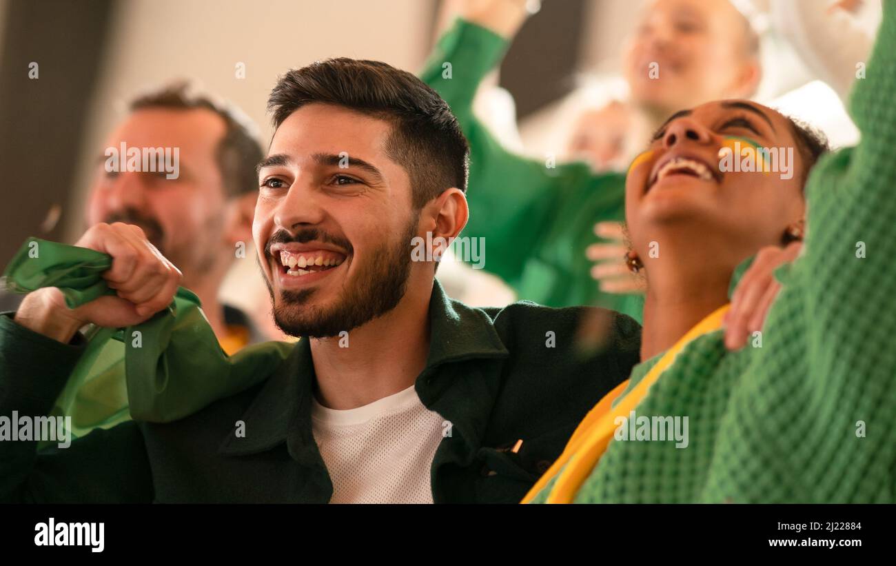 De jeunes fans brésiliens célèbrent la victoire de leur équipe au stade. Banque D'Images