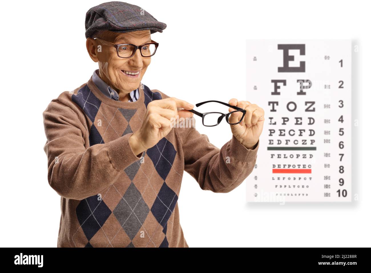 Homme âgé essayant de lunettes devant un test de vision isolé sur fond blanc Banque D'Images