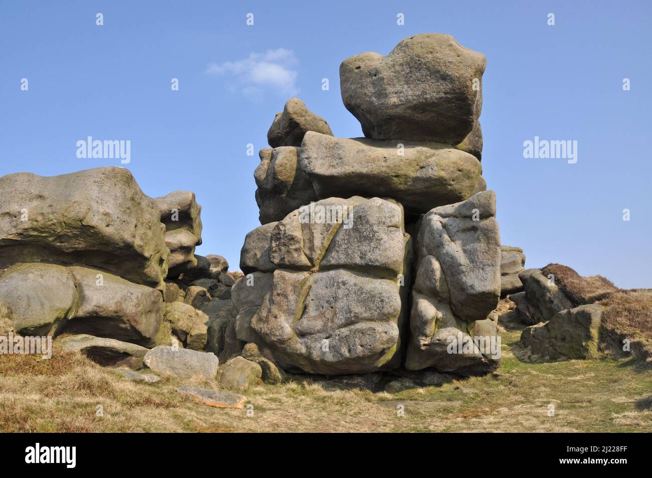 Les Woolpack, Kinder Scout, Derbyshire, quelques blocs étonnants formés naturellement par le vent et la pluie dans des formes étonnantes, ressemble à l'ours Pooh. Banque D'Images