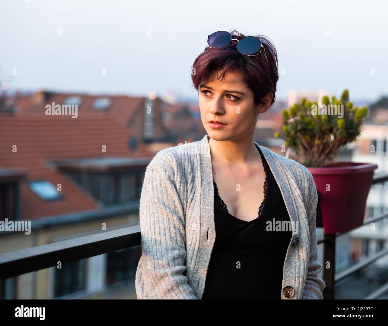 Portrait de mode d'une femme blanche de 23 ans aux cheveux courts et teints, debout sur une terrasse, Bruxelles, Belgique Banque D'Images