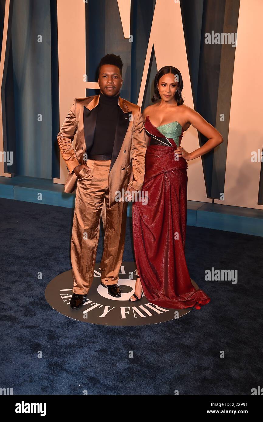 LOS ANGELES, CALIFORNIE - 27 mars : Leslie Odom Jr. Et Nicolette Robinson arrivées pour la Vanity Fair Oscar Party organisée par Radhika Jones au Wal Banque D'Images