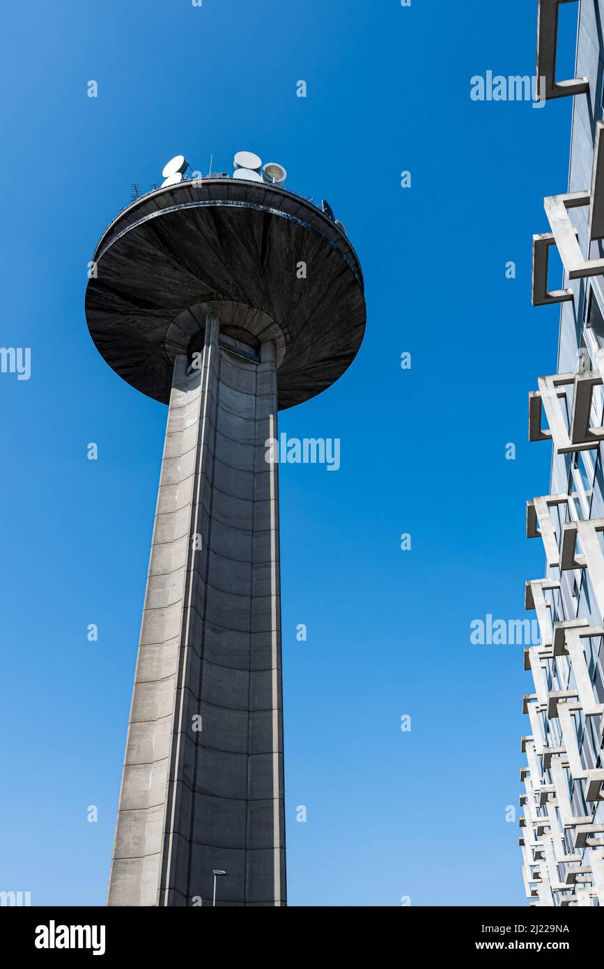 Schaerbeek, région de Bruxelles-capitale, Belgique - 03 26 2022 - vue à angle bas de la tour de radiodiffusion de l'antenne Banque D'Images