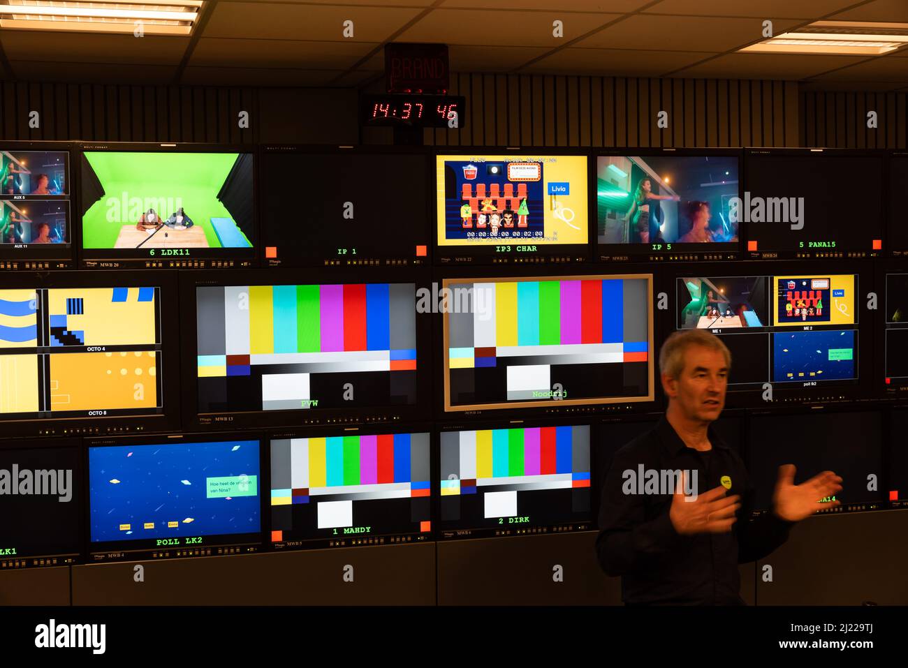 Schaerbeek, région de Bruxelles-capitale, Belgique - 03 26 2022 - écrans dans la salle de contrôle de la Société de radiodiffusion flamande Banque D'Images