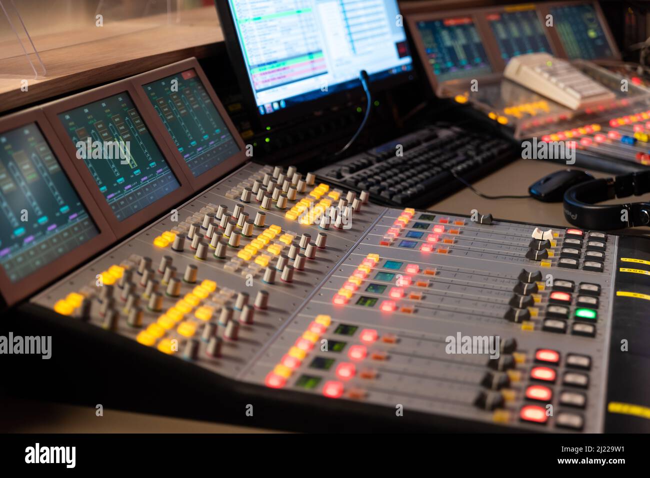 Schaerbeek, région de Bruxelles-capitale, Belgique - 03 26 2022 - Console de mixage professionnelle dans le studio de la Société de radiodiffusion flamande Banque D'Images