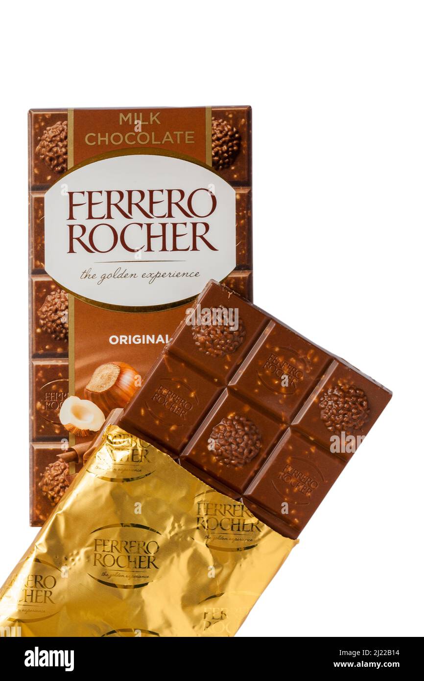 Chocolat au lait la barre de chocolat Ferrero Rocher originale, l'expérience dorée sur fond blanc - la barre de chocolat au lait avec des noisettes et garniture de cacao Banque D'Images