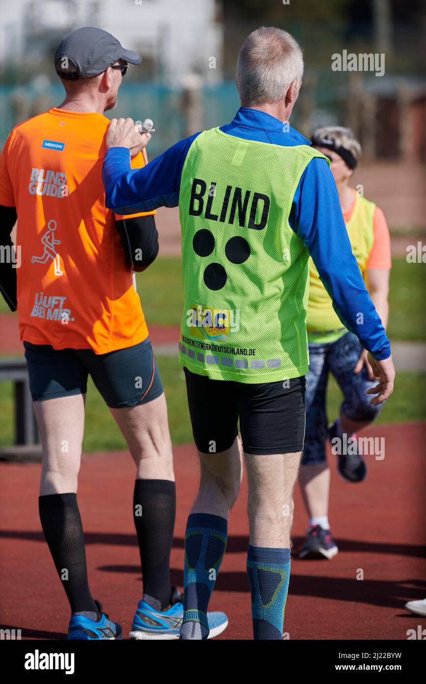 Dans Mülheim an der Ruhr werden erstmals Laufguides fuer sehbeeintraechtigte und blinde Menschen. Angeboten. Laufguide mit einem sehbehinderten Menschen Banque D'Images