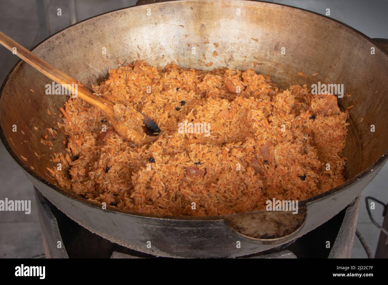 Pilaf dans une poêle en fonte. Gros plan. Banque D'Images