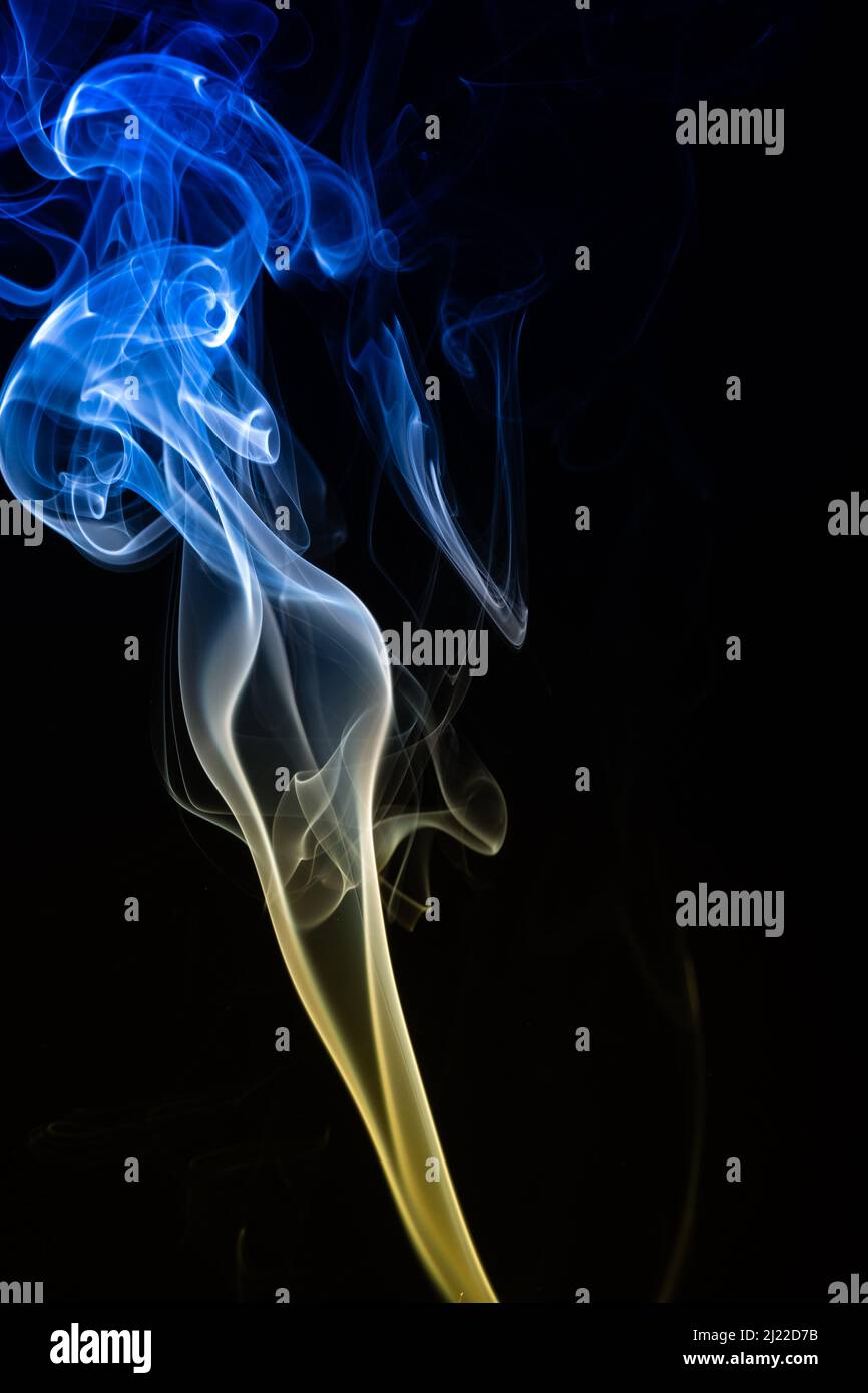 Helsinki / Finlande - 29 MARS 2022 : concept de fumée abstraite colorée avec les couleurs du drapeau ukrainien Banque D'Images