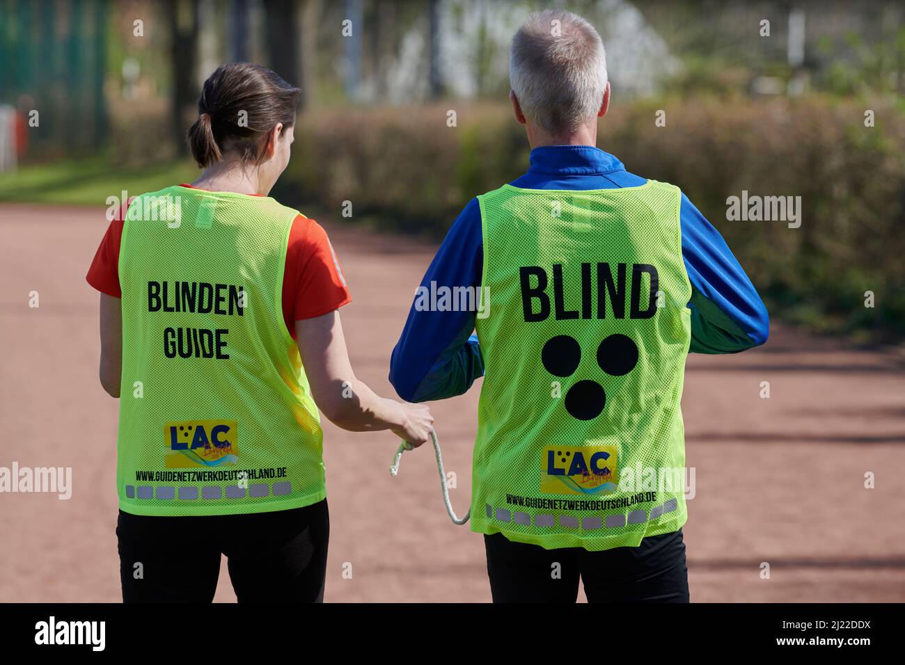 Dans Mülheim an der Ruhr werden erstmals Laufguides fuer sehbeeintraechtigte und blinde Menschen. Angeboten. Laufguide mit einem sehbehinderten Menschen Banque D'Images