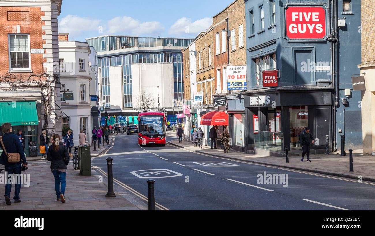 Scène de rue à Hill Street, Richmond upon Thames, Surrey, Angleterre, Royaume-Uni Banque D'Images