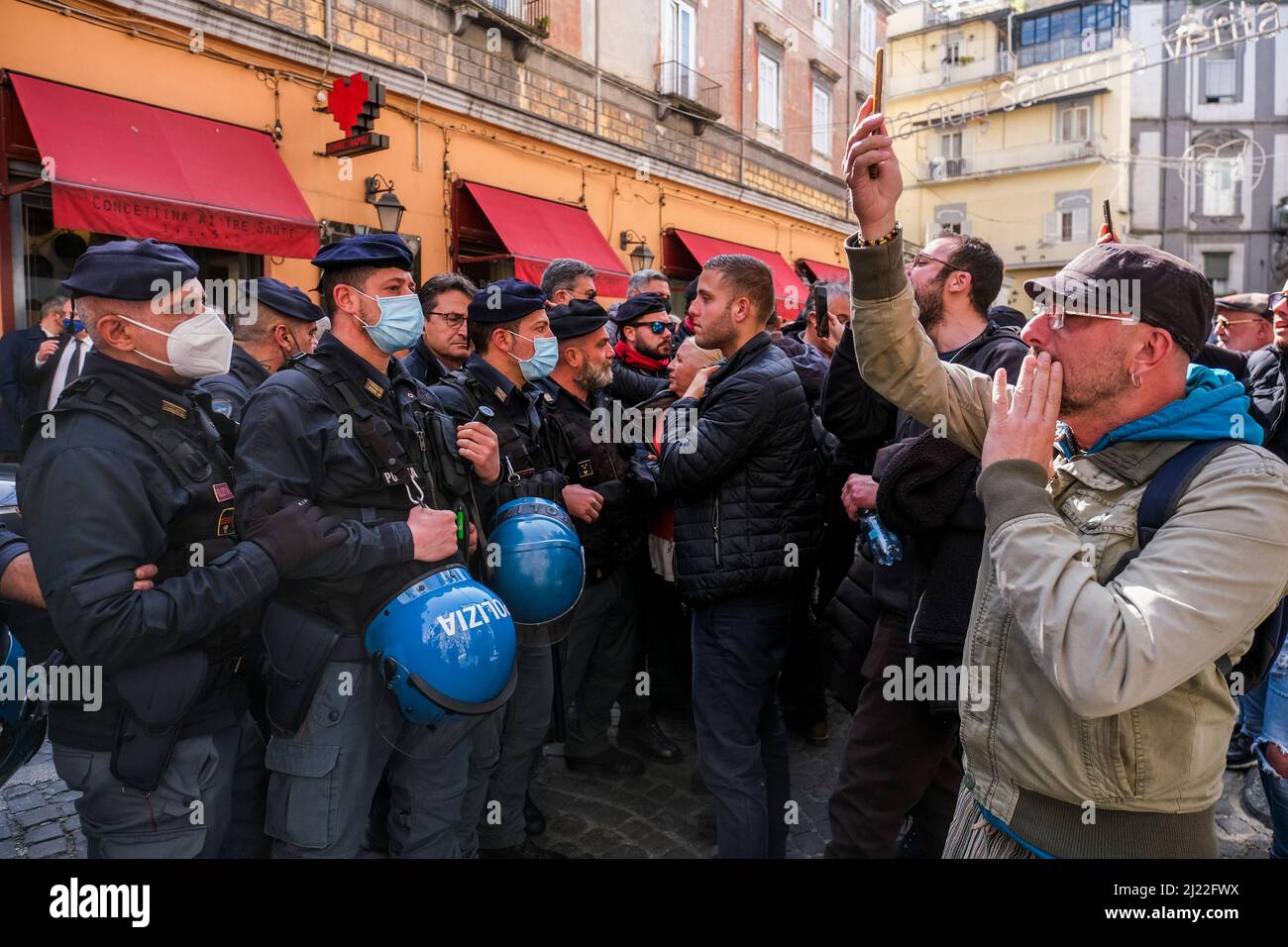 Mario Draghi à l'extérieur d'une pizzeria napolitaine historique est protesté par les manifestants, le jour de la signature du pacte pour Naples, un accord entre le gouvernement et la ville de Naples en vertu duquel l'État paiera environ Û1.3 milliards dans les coffres de la ville sur 20 ans. Banque D'Images