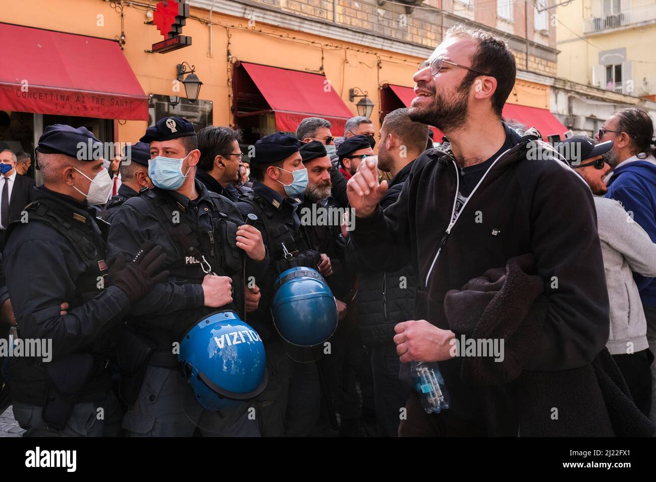 Mario Draghi à l'extérieur d'une pizzeria napolitaine historique est protesté par les manifestants, le jour de la signature du pacte pour Naples, un accord entre le gouvernement et la ville de Naples en vertu duquel l'État paiera environ Û1.3 milliards dans les coffres de la ville sur 20 ans. Banque D'Images