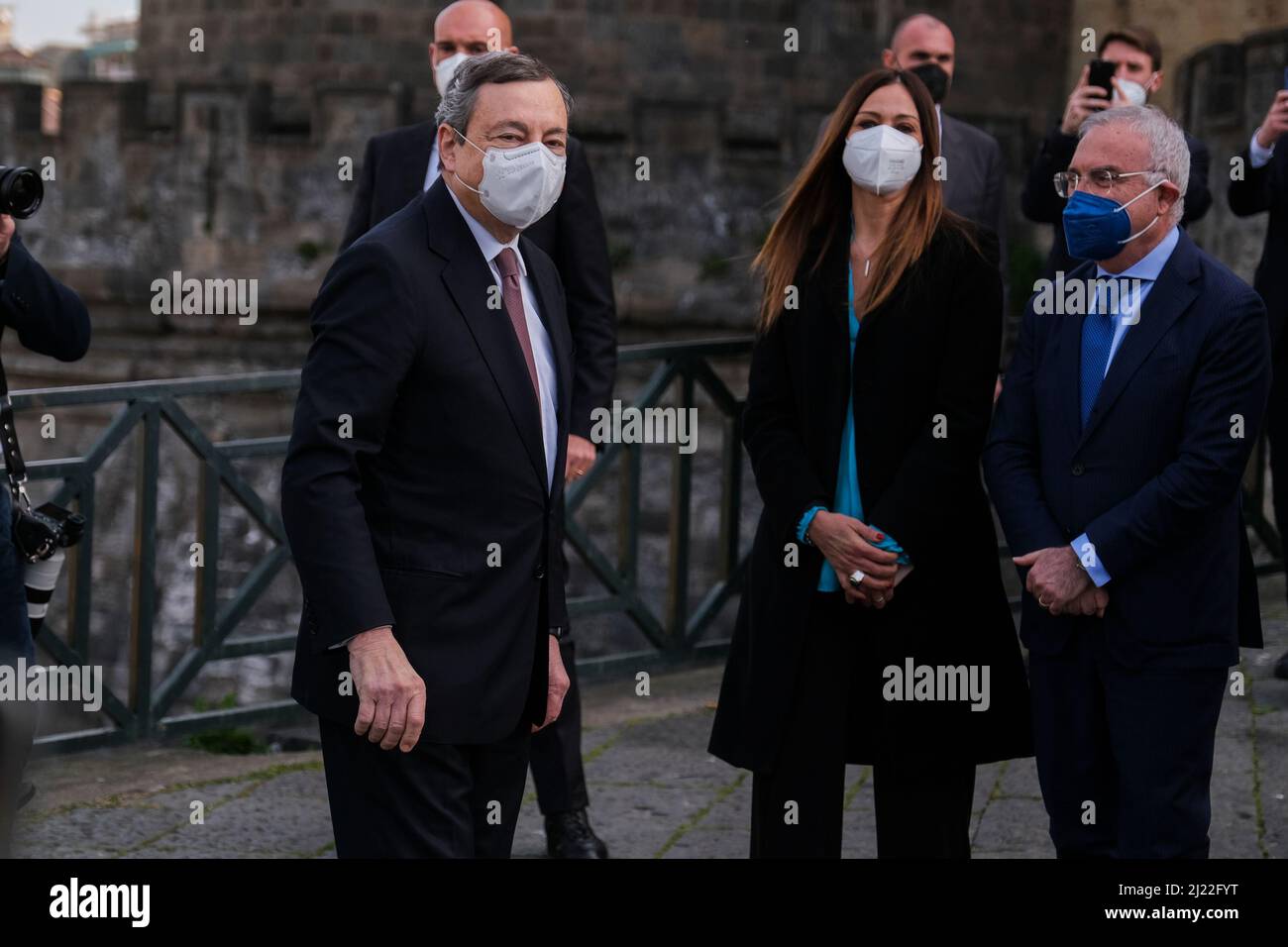 Le Premier ministre italien Mario Draghi, au Marchio Angioino de Naples, a signé le "Patto per Napoli" (Pacte de Naples), un accord entre le Gouvernement et la ville de Naples en vertu duquel l'État versera dans les coffres de la ville quelque 1,3 milliards d'euros répartis sur 20 ans. Banque D'Images