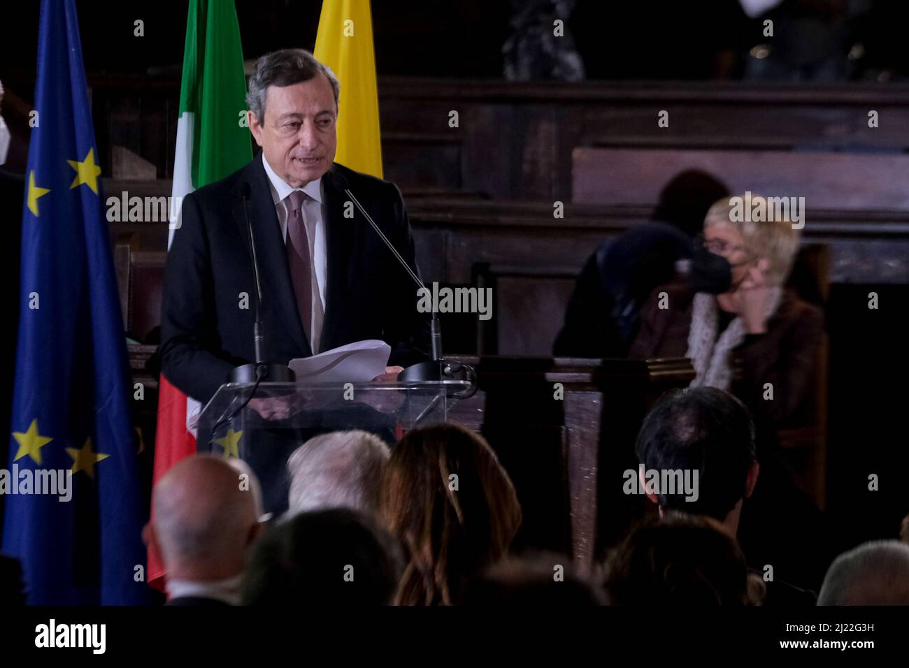 Le Premier ministre italien Mario Draghi et le maire Gaetano Manfredi, dans la Sala dei Baroni du Marchio Angioino à Naples, ont signé le "Patto per Napoli" (Pacte de Naples), Un accord entre le Gouvernement et la ville de Naples en vertu duquel l'État versera dans les coffres de la ville quelque 1,3 milliards d'euros répartis sur 20 ans. Banque D'Images