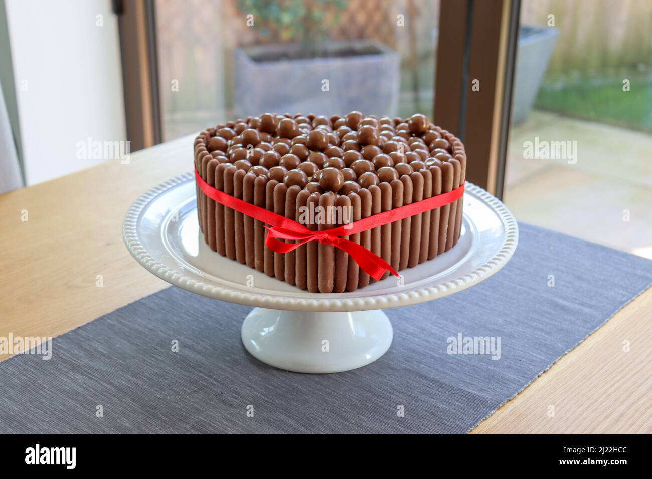 Doigt en chocolat en forme de coeur et gâteau Malteaser Banque D'Images
