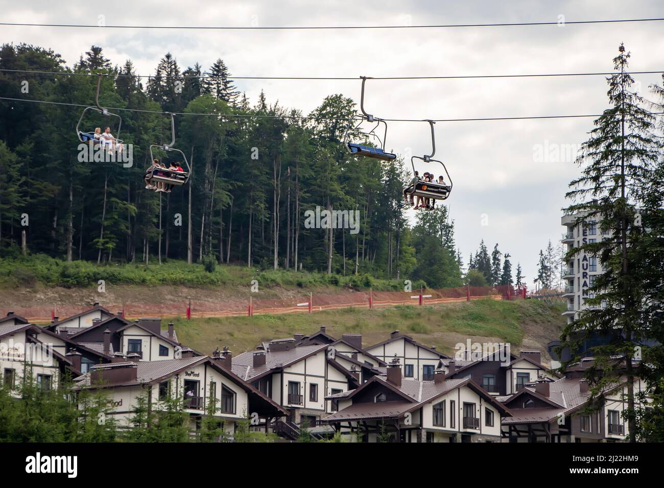 Bukovel Ukraine. 23 juin 2021: Remontée mécanique de montagne emmène les gens à la montagne. Banque D'Images