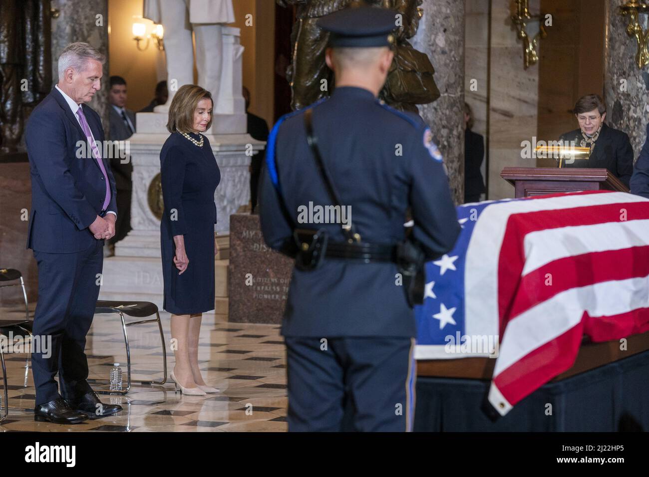 Washington, États-Unis. 29th mars 2022. La présidente de la Chambre Nancy Pelosi et le chef de la minorité de la Chambre Kevin McCarthy se sont inclinés à la tête du représentant Donald Edwin Young, R-AK, qui se trouve dans la salle de statuaire du Capitole des États-Unis à Washington DC, le mardi 29 mars 2022. Young, décédé le 18 mars 2022, était le républicain ayant le plus longtemps occupé au Congrès et représentait l'Alaska depuis 1973. Photo de piscine par Shaun thew/UPI crédit: UPI/Alay Live News Banque D'Images