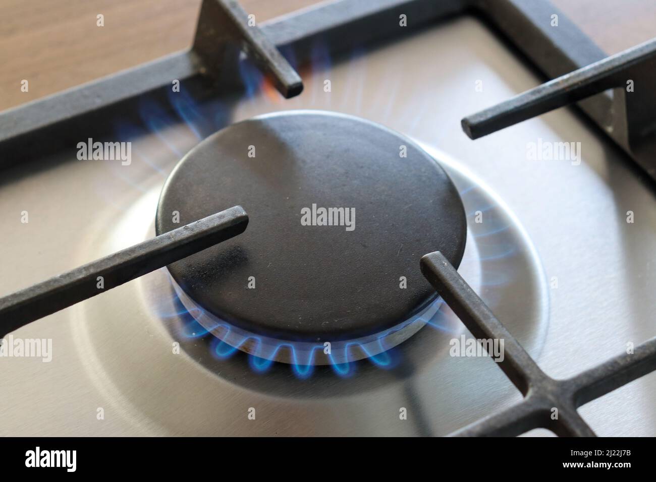 La table de cuisson à gaz est allumée avec une flamme bleue Banque D'Images