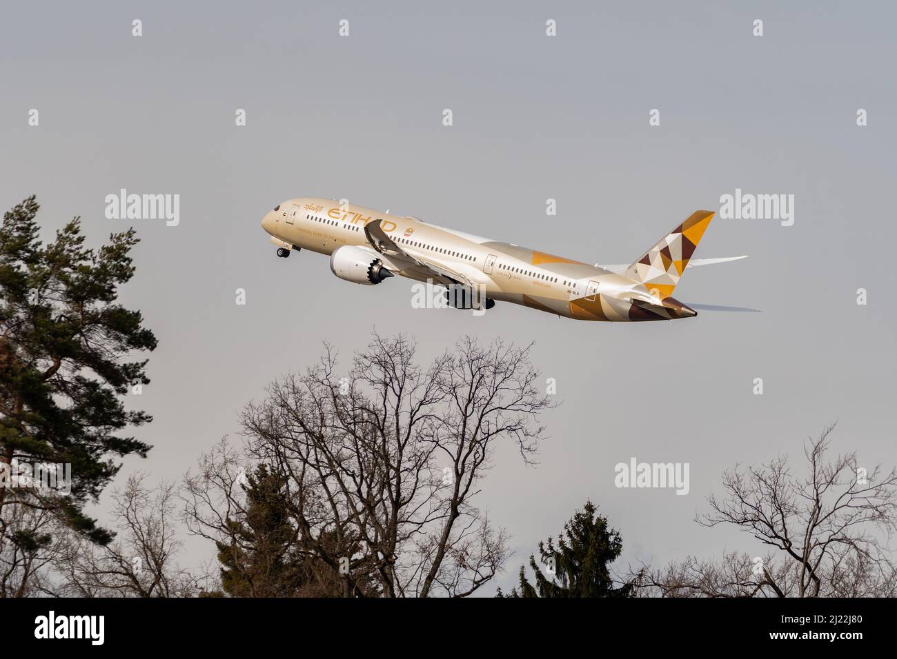 Zurich (Suisse), le 24 février 2022 les Boeing 787-9 d'Etihad Airways décollent de la piste 28 Banque D'Images