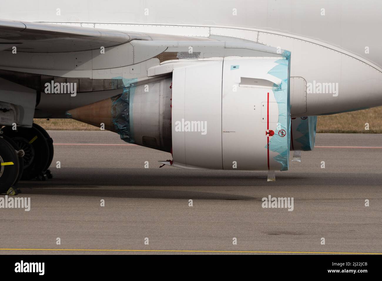 Zurich, Suisse, 24 février 2022 moteur avec une pièce manquante dans un stationnement d'avion Embraer E190 sur le tablier Banque D'Images