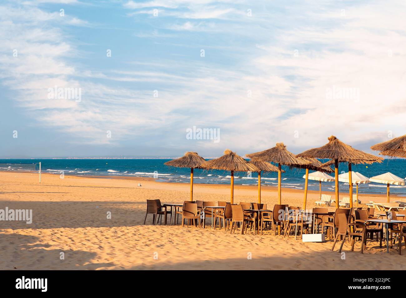 Bar-terrasse avec parasols en bois sur la plage de Guardamar Alicante. Espagne Banque D'Images