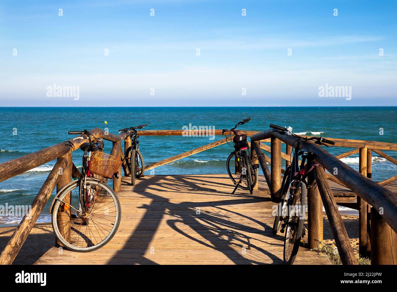 vélos sur un pont en bois au bord de la mer méditerranée Banque D'Images