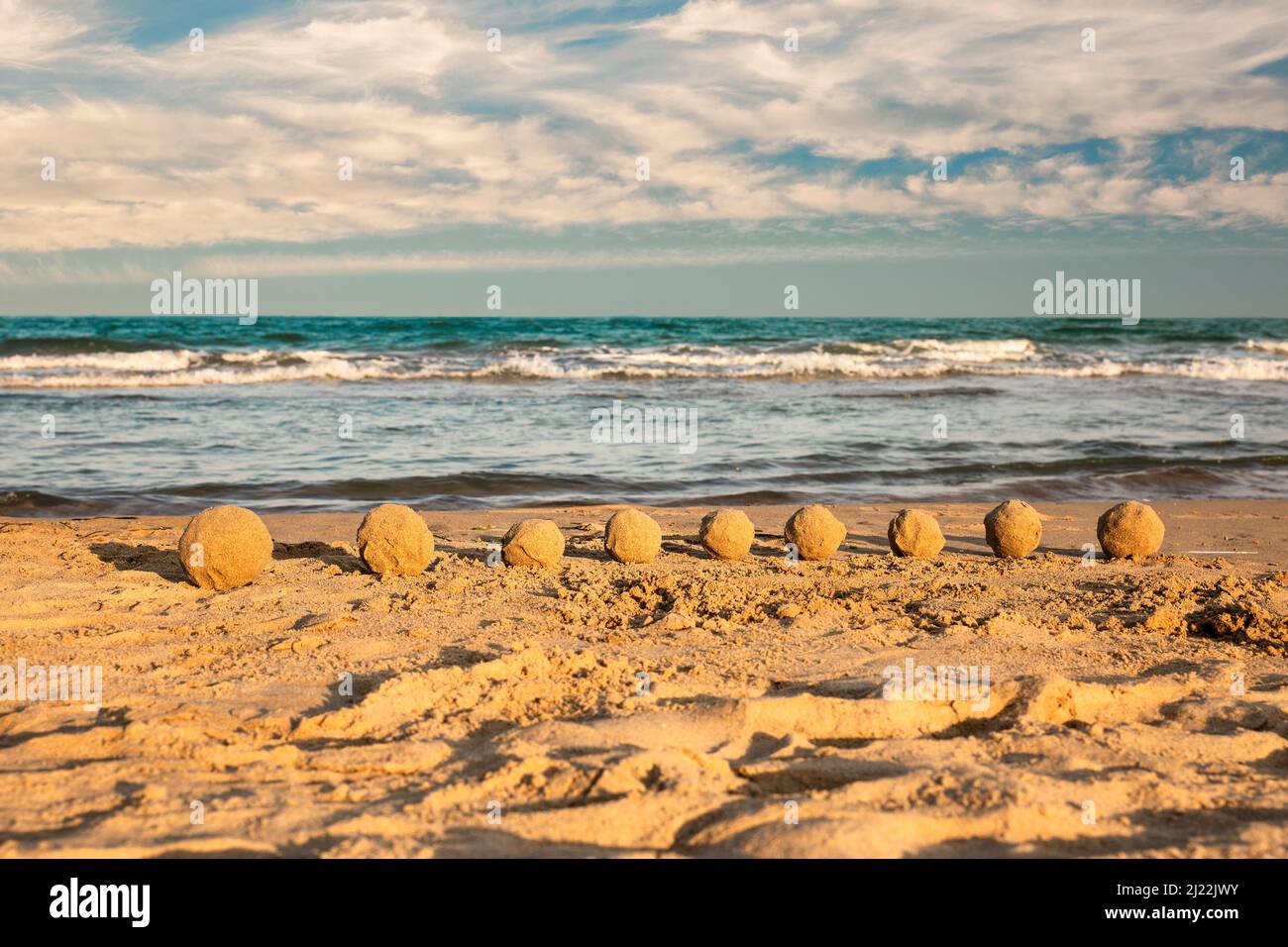 vue sur la mer méditerranée et les boules de sable Banque D'Images