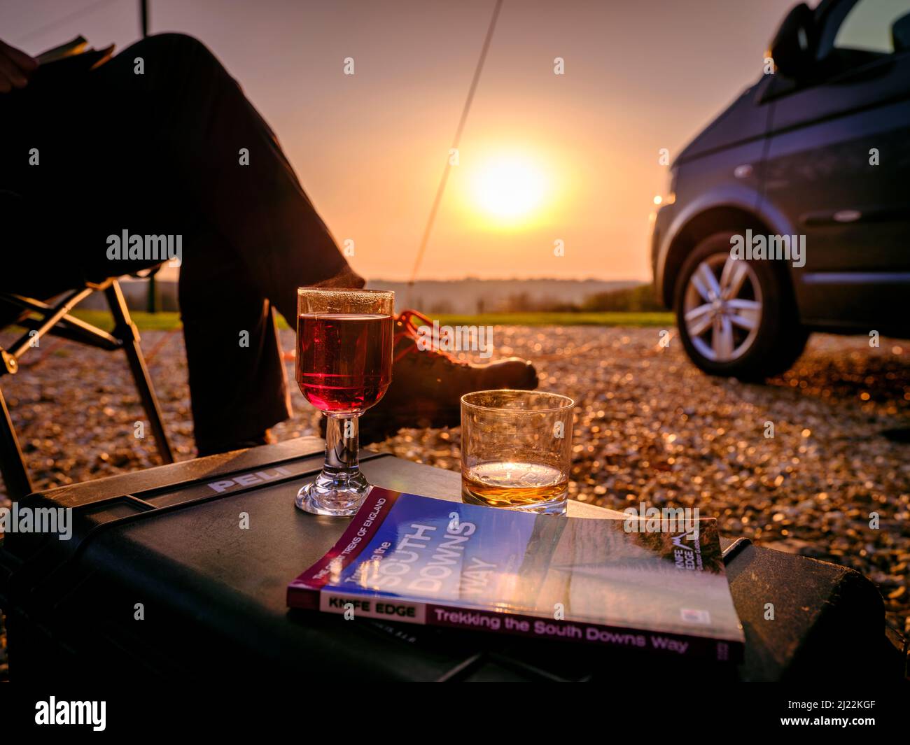 Coucher de soleil sur les South Downs à Bow Hill Farm. Camping vanlife au Royaume-Uni avec une fourgonnette VW T5 et un auvent. Banque D'Images