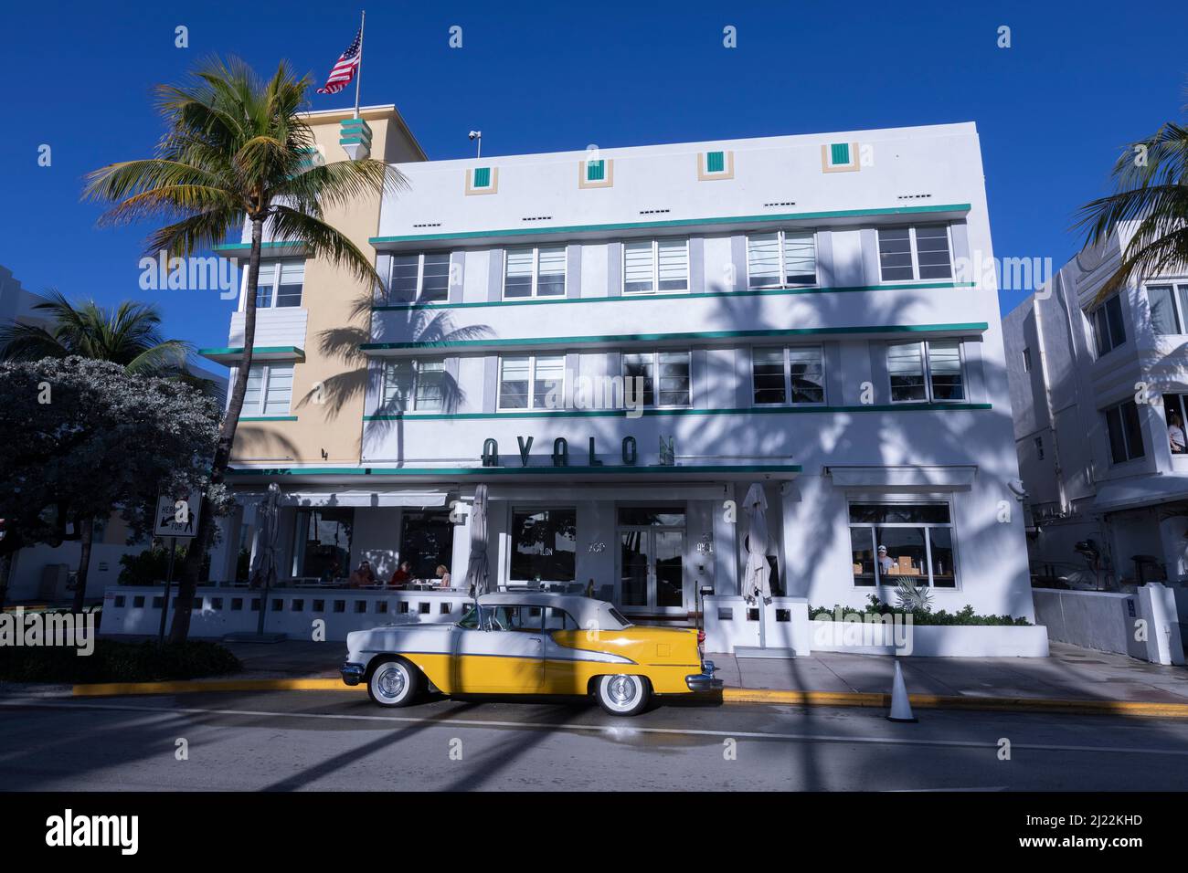 Avalon Hotel Miami sur Ocean Dr, à Miami Beach, en Floride, avec une voiture classique Oldsmobile en face Banque D'Images