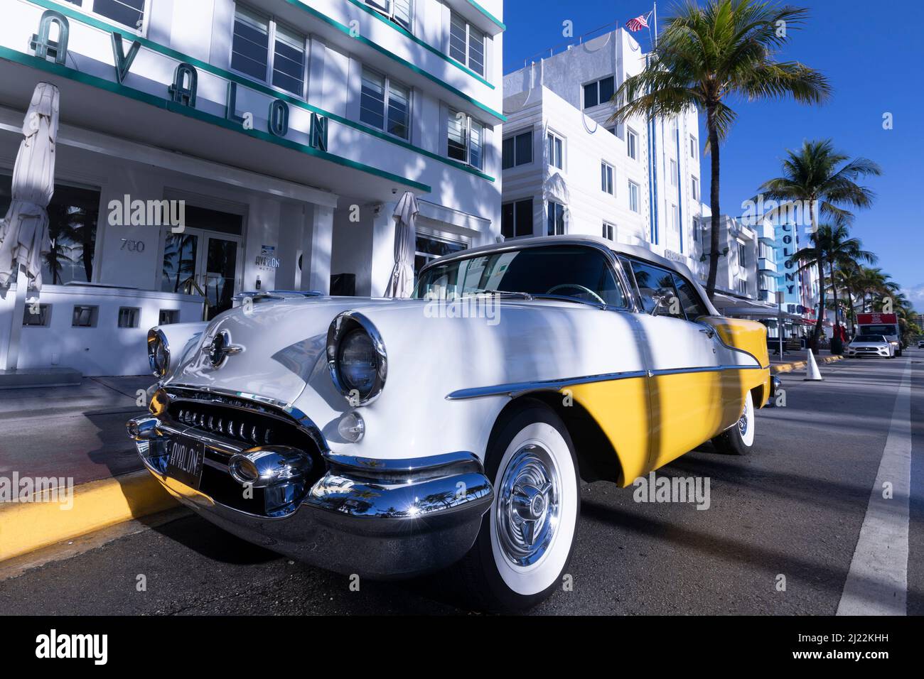 Avalon Hotel Miami sur Ocean Dr, à Miami Beach, en Floride, avec une voiture classique Oldsmobile en face Banque D'Images